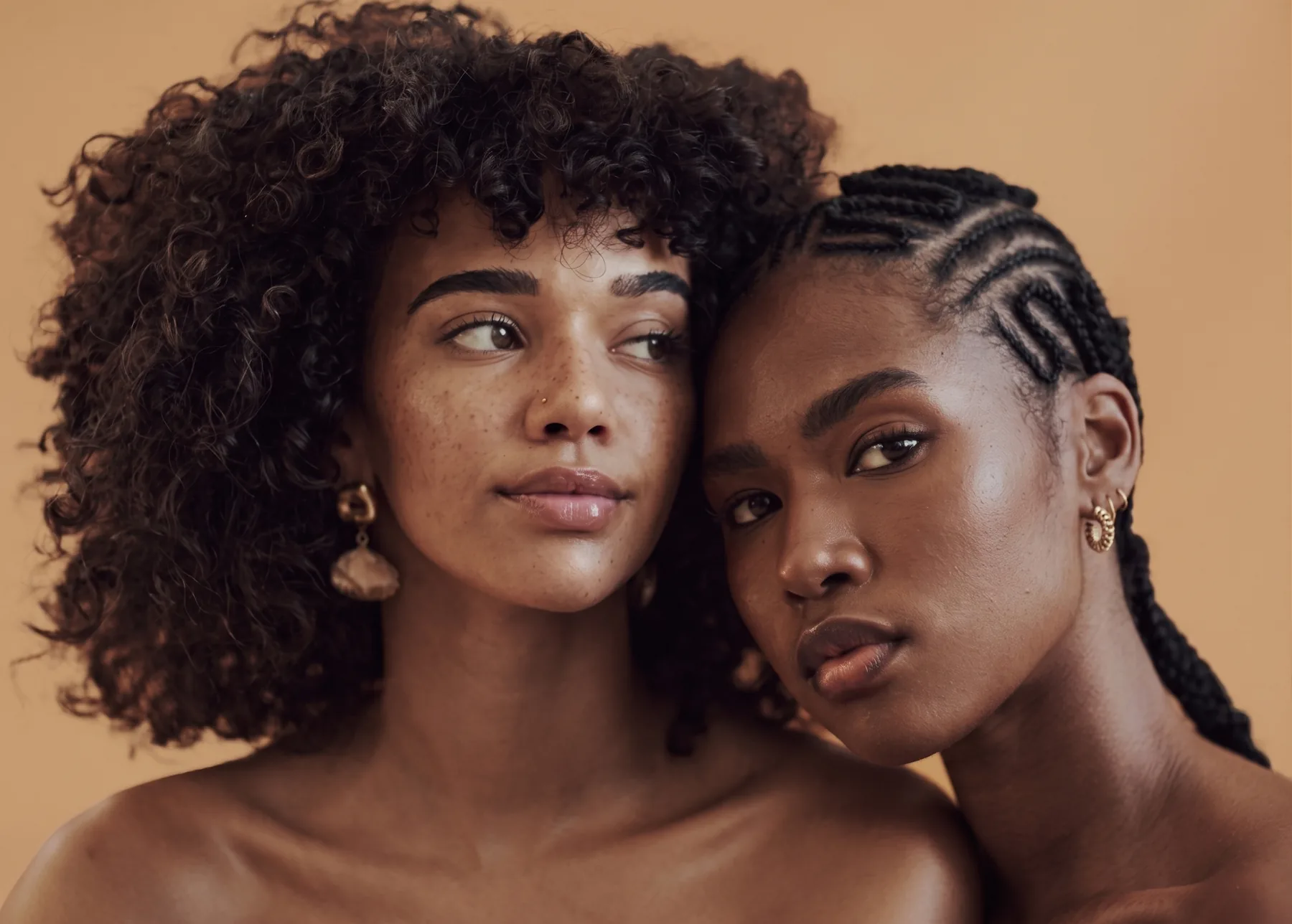 Deux femmes aux carnations différentes, peau nue et lumineuse